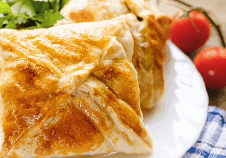 Schafskäse-Paprika-Taschen – Mediterranes Gebäck