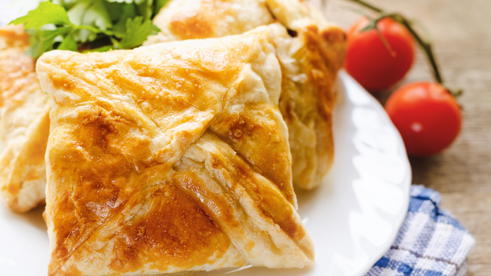 Schafskäse-Paprika-Taschen – Mediterranes Gebäck