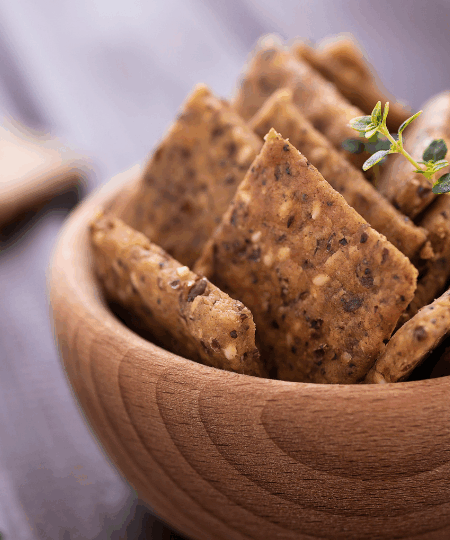 Kräuter-Sesam-Cracker – Knuspriges vegetarisches Gebäck