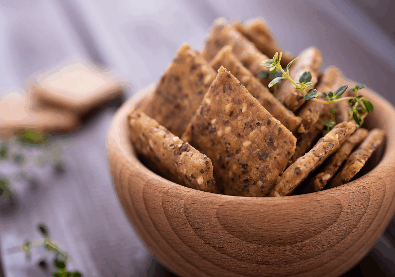 Kräuter-Sesam-Cracker – Knuspriges vegetarisches Gebäck