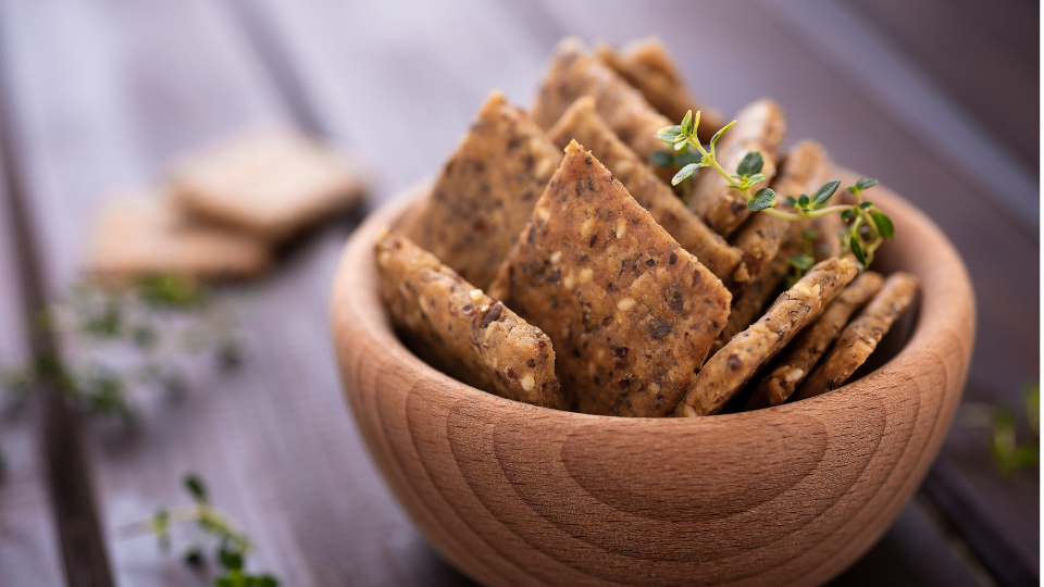 Kräuter-Sesam-Cracker – Knuspriges vegetarisches Gebäck