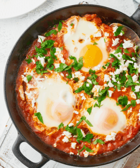 Shakshuka mit Feta und Kräutern