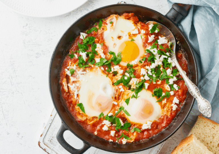 Shakshuka mit Feta und Kräutern