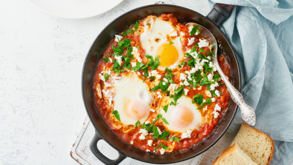Shakshuka mit Feta und Kräutern