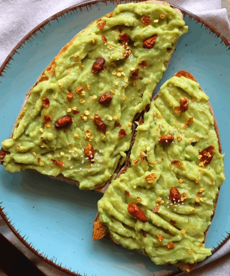 Süßkartoffel-Toast mit Avocado und Sesam (Vegan)