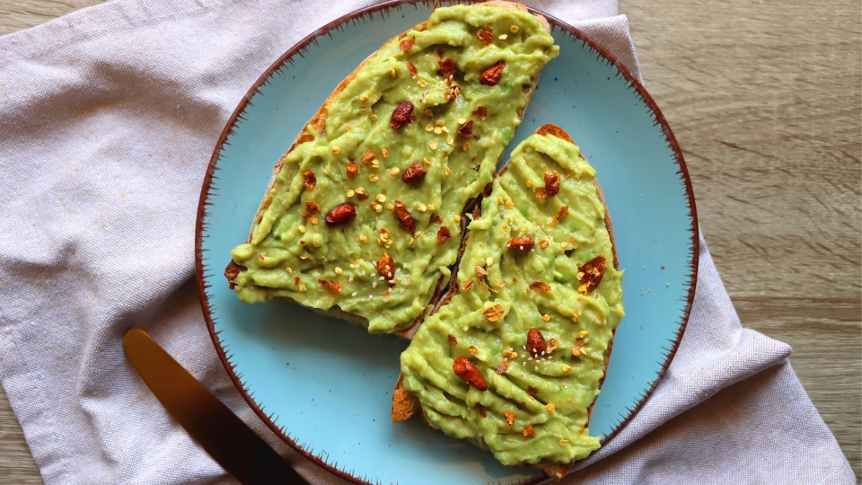 Süßkartoffel-Toast mit Avocado und Sesam (Vegan)