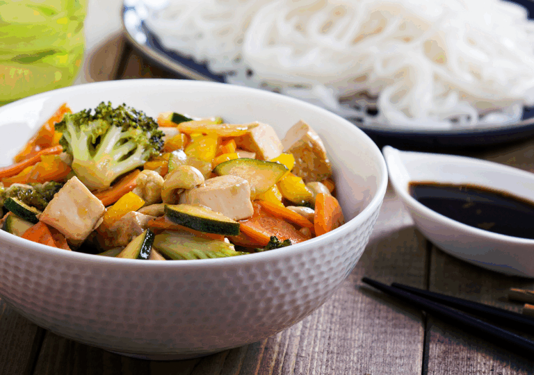 Vegetarische Thai-Gemüsepfanne mit Kokosmilch