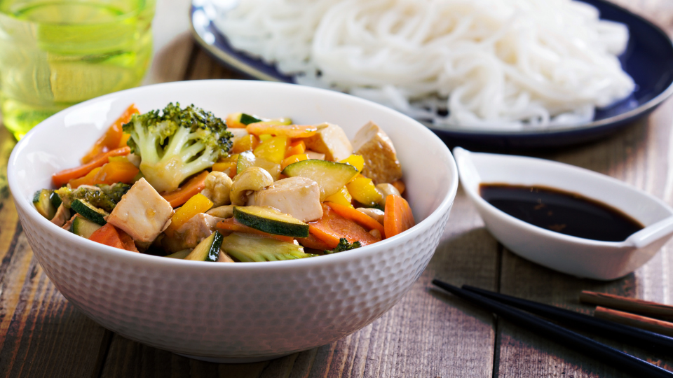 Vegetarische Thai-Gemüsepfanne mit Kokosmilch