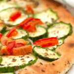 Vegane Pizza mit Zucchini & roter Paprika