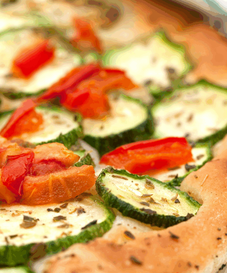 Vegane Pizza mit Zucchini & roter Paprika