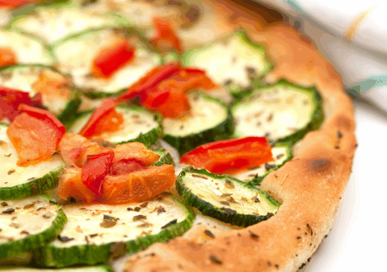Vegane Pizza mit Zucchini & roter Paprika