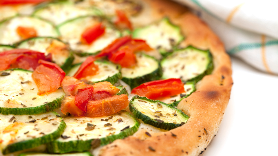 Vegane Pizza mit Zucchini & roter Paprika