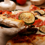Vegane Gemüse-Pizza mit Zucchini, Paprika und Pilzen