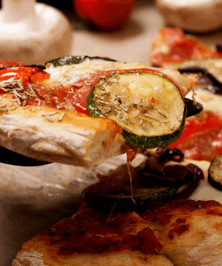 Vegane Gemüse-Pizza mit Zucchini, Paprika und Pilzen