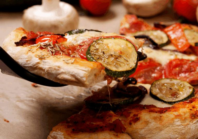 Vegane Gemüse-Pizza mit Zucchini, Paprika und Pilzen