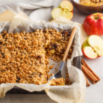 Veganer Apfel-Crumble mit Zimt und Haferflocken