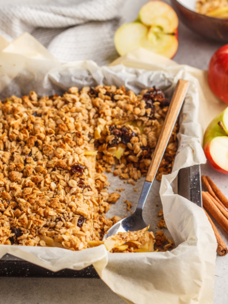 Veganer Apfel-Crumble mit Zimt und Haferflocken