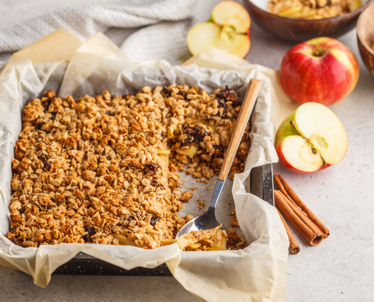 Veganer Apfel-Crumble mit Zimt und Haferflocken