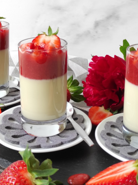 Vanille-Panna-Cotta mit Erdbeersauce