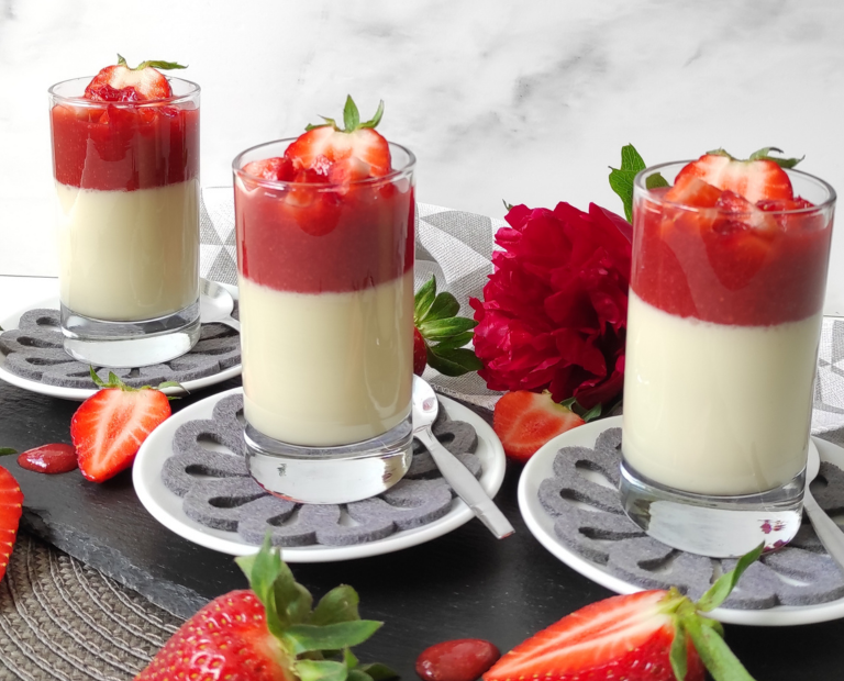 Vanille-Panna-Cotta mit Erdbeersauce