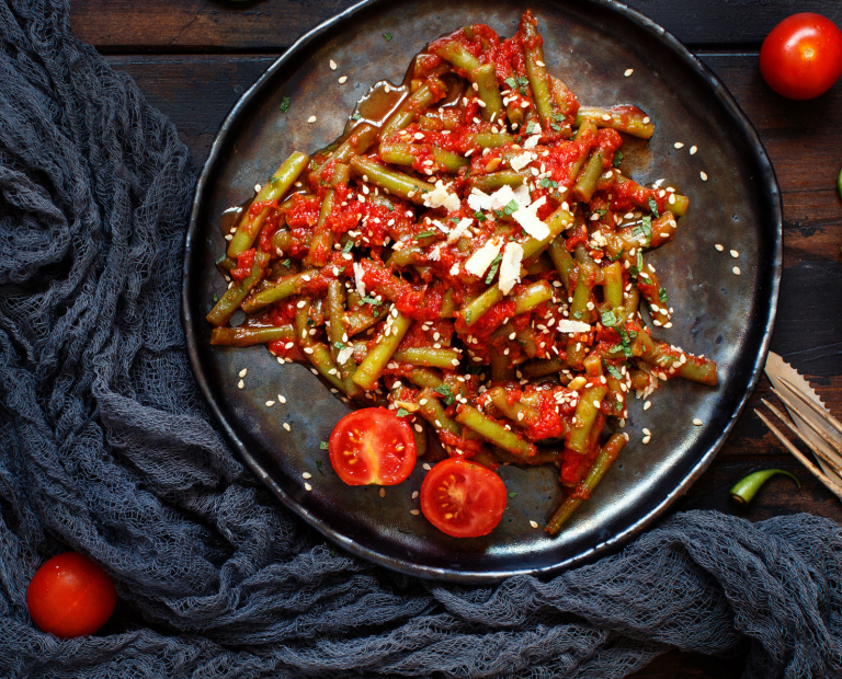 Brechbohnen-Eintopf mit Tomaten-Koriander-Sauce