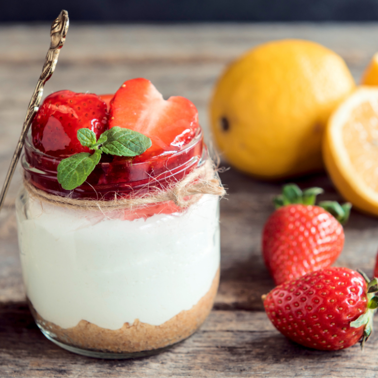 Vegane Erdbeer-Käsekuchen-Cups ohne Backen