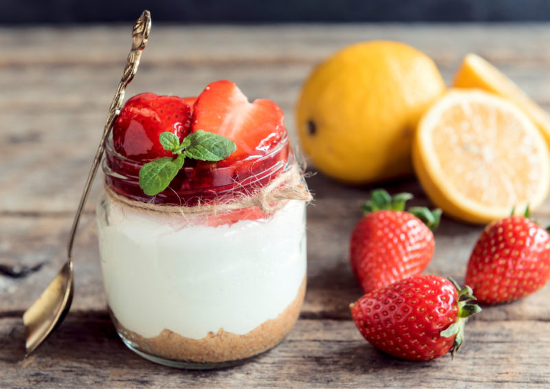 Vegane Erdbeer-Käsekuchen-Cups ohne Backen