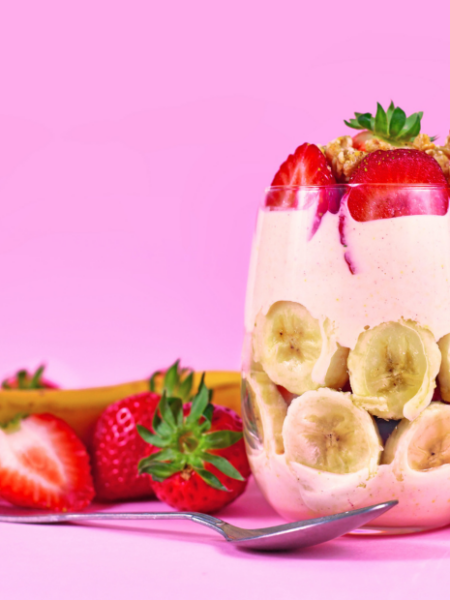 Honig-Joghurt-Parfait mit Nüssen und Früchten