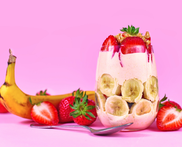 Honig-Joghurt-Parfait mit Nüssen und Früchten