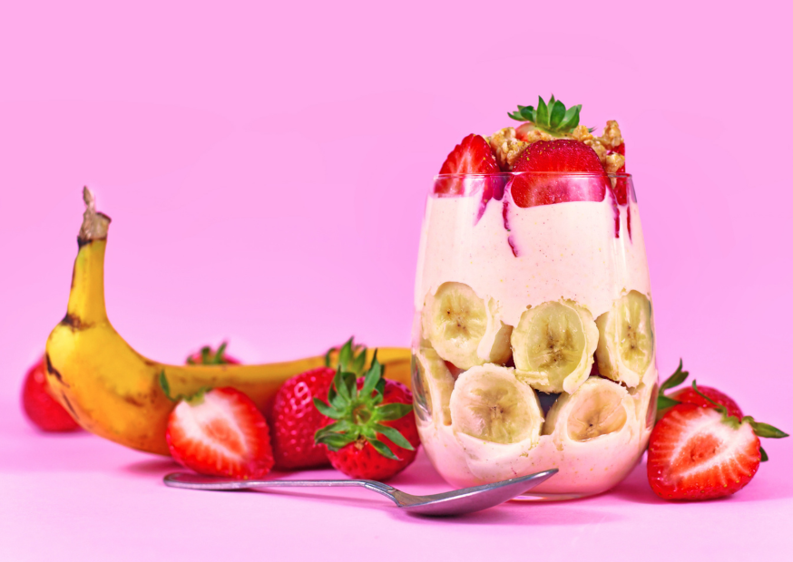 Honig-Joghurt-Parfait mit Nüssen und Früchten