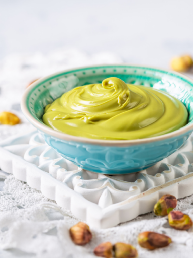 Vegane Pistazien-Creme mit Rosenwasser