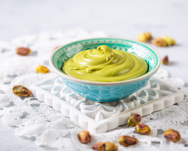 Vegane Pistazien-Creme mit Rosenwasser