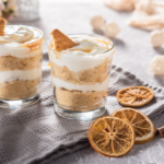 Veganer Zitronen-Creme-Becher mit Haferkeksen