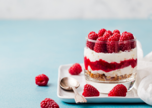 Joghurt-Himbeer-Trifle mit Biskuit – Frisch & Leicht