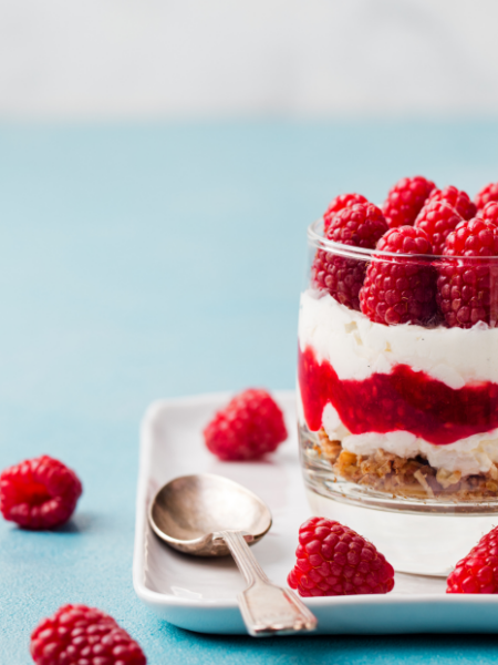 Joghurt-Himbeer-Trifle mit Biskuit – Frisch & Leicht