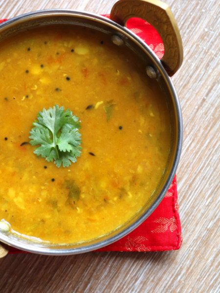 Nariyal Dal – Cremiges Linsendal mit Kokosmilch und südindischen Gewürzen