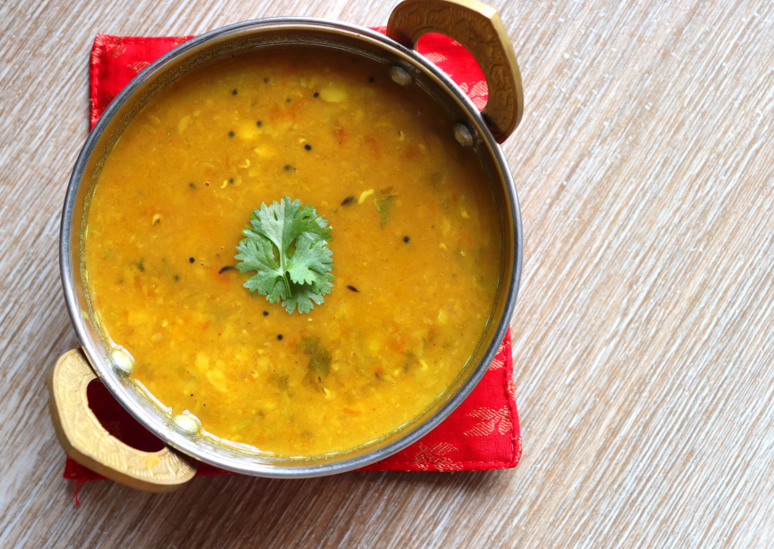 Nariyal Dal – Cremiges Linsendal mit Kokosmilch und südindischen Gewürzen