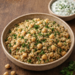 Bulgur mit Kichererbsen und Joghurt-Gurken-Dip