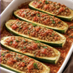 Zucchiniboote mit Bulgurfüllung und Tomaten-Minze-Sauce