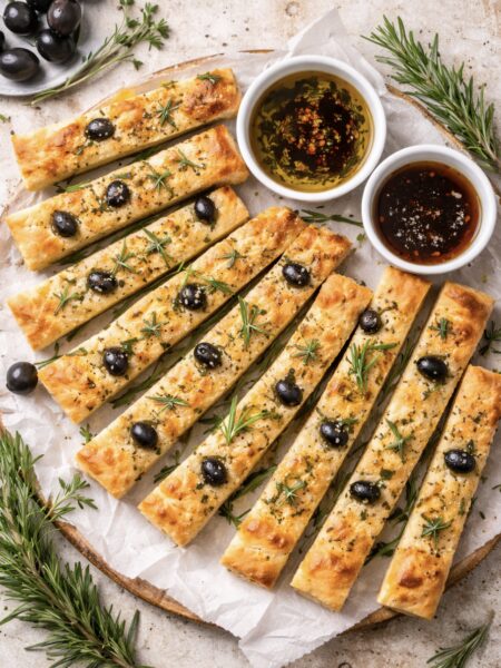 Oliven-Rosmarin-Focaccia-Sticks – Knuspriger italienischer Snack aus dem Ofen
