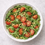 Rucola-Salat mit Kirschtomaten und Pinienkernen – mediterran & gesund