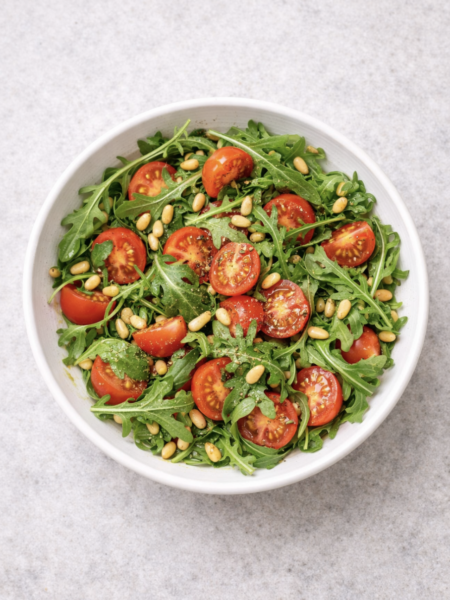 Rucola-Salat mit Kirschtomaten und Pinienkernen – mediterran & gesund