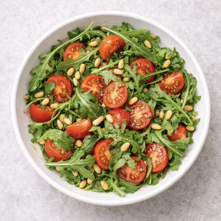 Rucola-Salat mit Kirschtomaten und Pinienkernen – mediterran & gesund