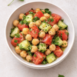 Mediterraner Kichererbsensalat – gesund, schnell & sättigend