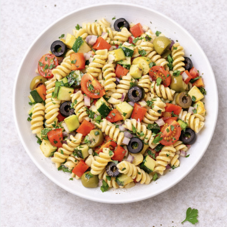 Pasta-Salat mit Gemüse und Oliven – einfach, frisch & sättigend