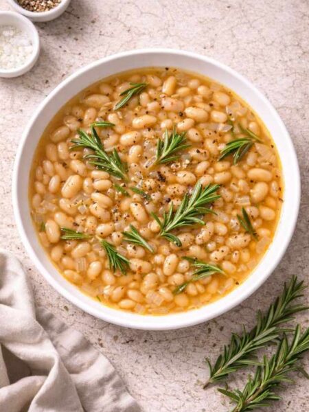 Weiße-Bohnen-Suppe mit Rosmarin – Cremige italienische Suppe