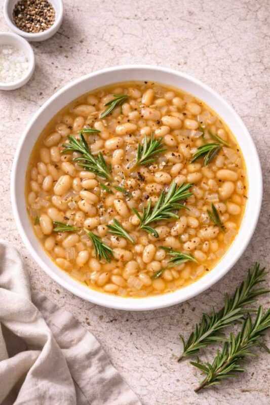Weiße-Bohnen-Suppe mit Rosmarin – Cremige italienische Suppe