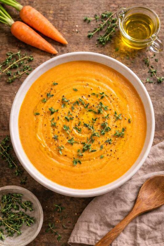 Cremige Karotten-Suppe mit Thymian – Einfaches Rezept