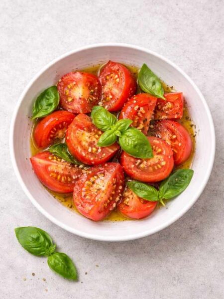Italienischer Tomatensalat mit Basilikum – einfach, frisch & schnell
