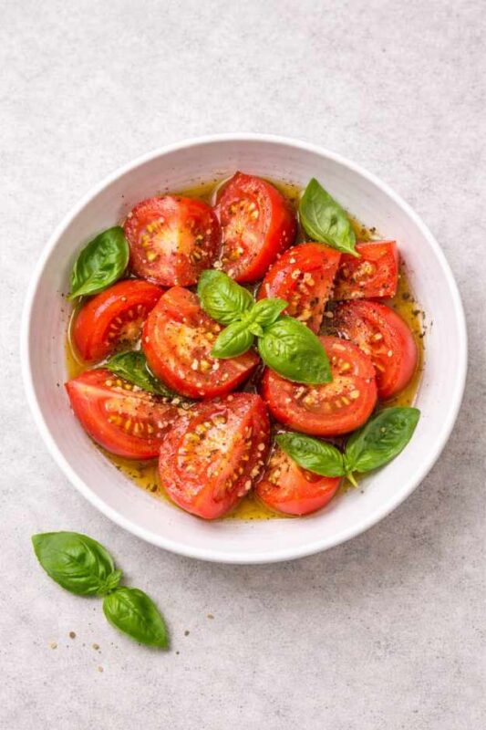 Italienischer Tomatensalat mit Basilikum – einfach, frisch & schnell